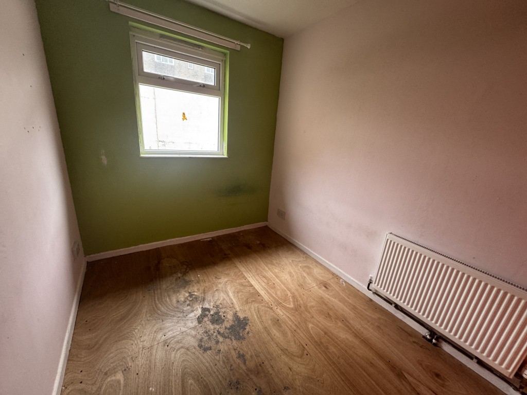 Lot: 127 - END-TERRACE HOUSE FOR IMPROVEMENT - Bedroom four